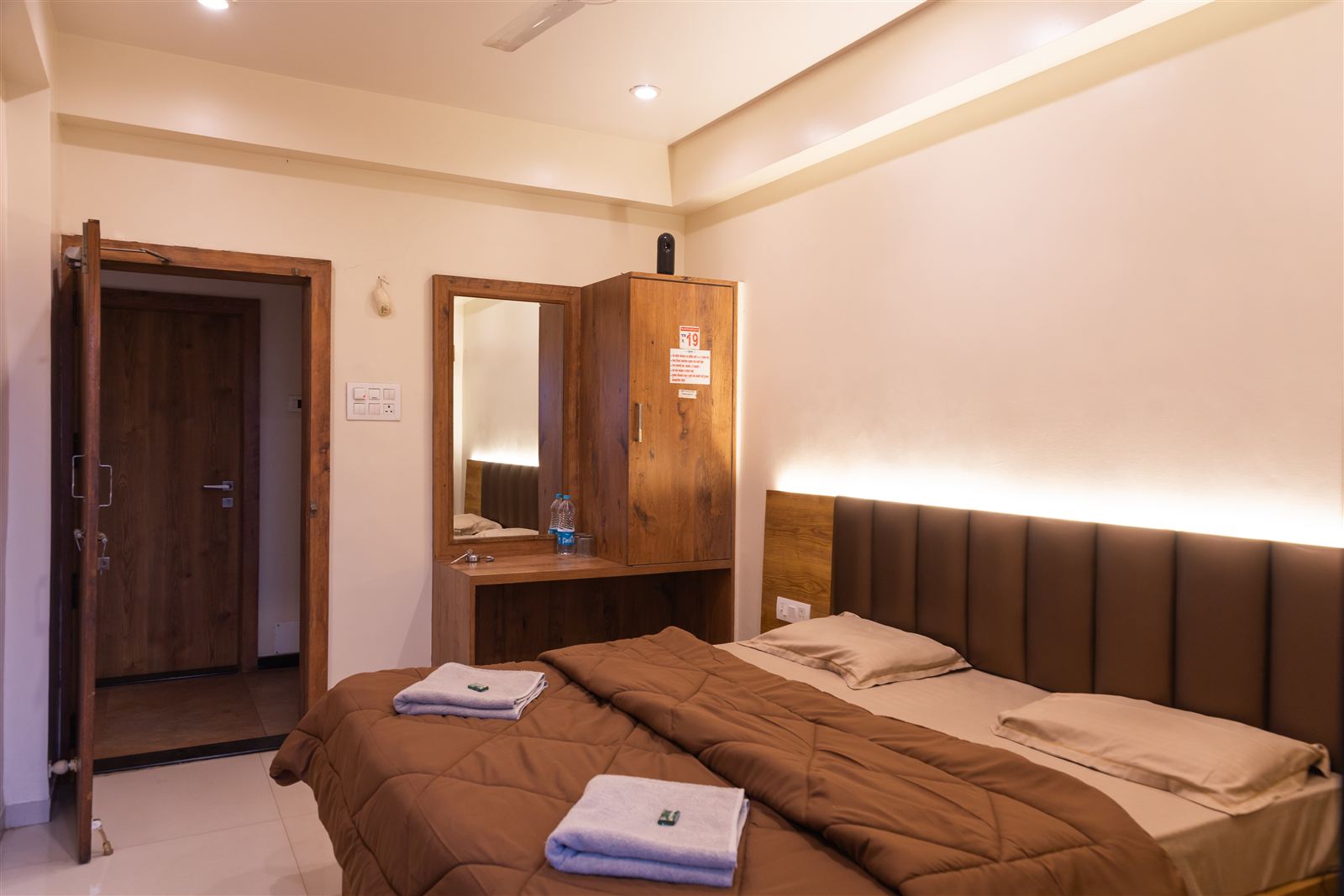 Deluxe room dressing mirror and wardrobe