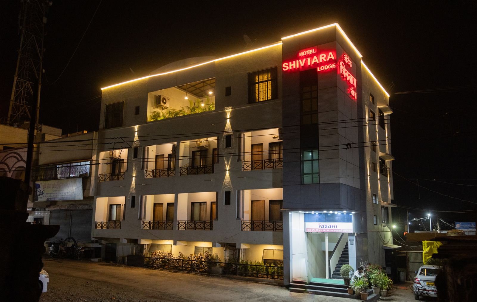 Hotel Shivtara at night from the side