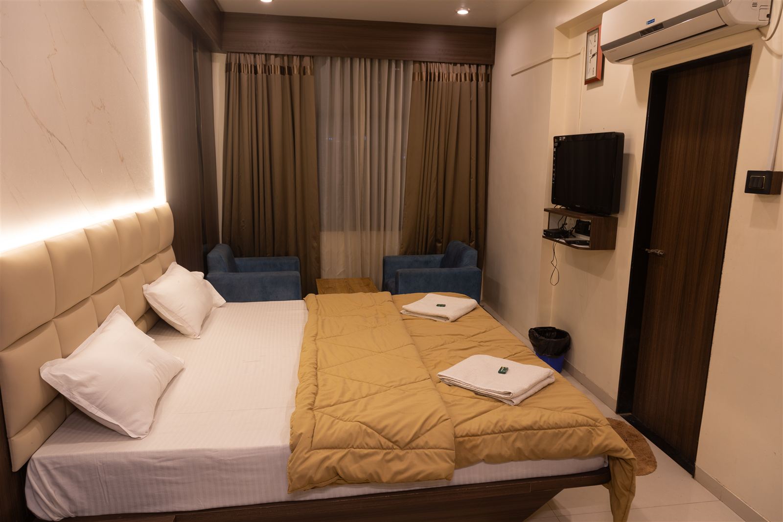 Premium room bed and window seating